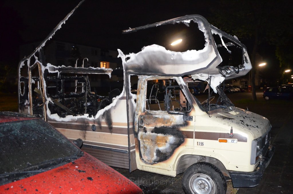 Auto 1 Wohnmobil ausgebrannt Koeln Gremberg Kannebaeckerstr P5447.JPG - Miklos Laubert